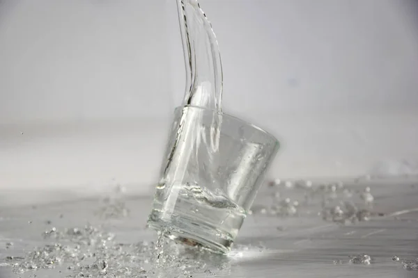 Vasos Agua Cayendo Saltando Con Salpicaduras Gotas — Foto de Stock
