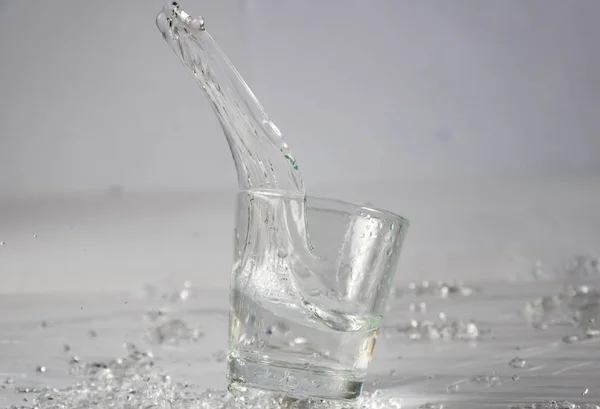 Vasos Agua Cayendo Saltando Con Salpicaduras Gotas — Foto de Stock