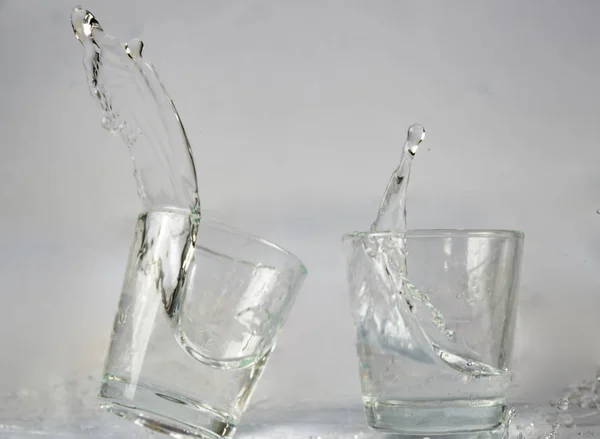 Vasos Agua Cayendo Saltando Con Salpicaduras Gotas — Foto de Stock