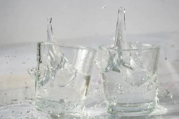 Vasos Agua Cayendo Saltando Con Salpicaduras Gotas — Foto de Stock