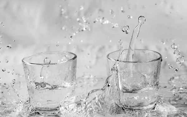 Vasos Agua Cayendo Saltando Con Salpicaduras Gotas — Foto de Stock