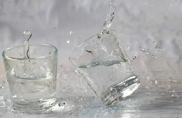 Vasos Agua Cayendo Saltando Con Salpicaduras Gotas — Foto de Stock