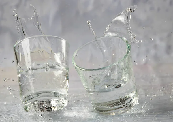 Vasos Agua Cayendo Saltando Con Salpicaduras Gotas — Foto de Stock