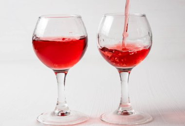 Kırmızı suyu, iki bardak şarap ile farklı sıçraması