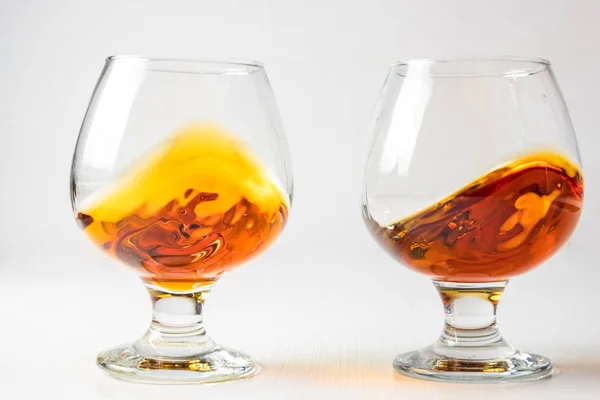 Dos Vasos Coñac Con Whisky Con Diferentes Salpicaduras — Foto de Stock