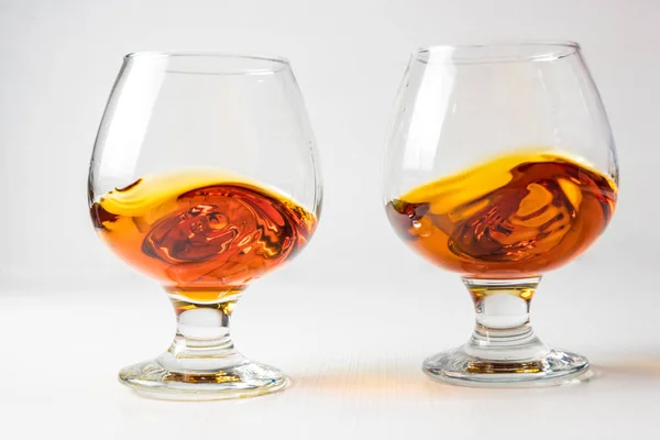 Due Bicchieri Cognac Con Whisky Con Spruzzi Diversi — Foto Stock
