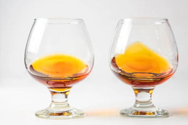 Due Bicchieri Cognac Con Whisky Con Spruzzi Diversi — Foto Stock