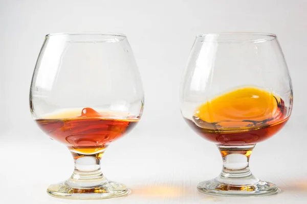 Twee Brillen Voor Cognac Met Whisky Met Verschillende Spatten — Stockfoto