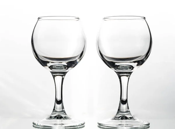 Due Bicchieri Rotondi Vuoti Pieni Con Onde Liquido Sfondo Bianco — Foto Stock