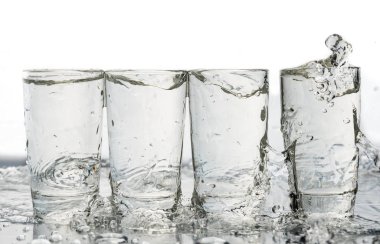 Dört fondip bardakları onlara su ve uçan su bir sıçrama ile üzerlerine kapatın