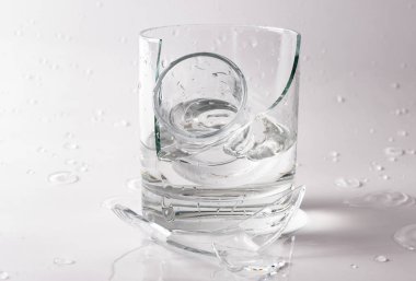 Düşen ve su gürültüyle çarpmak. Cam ve sıçramasına su parçaları