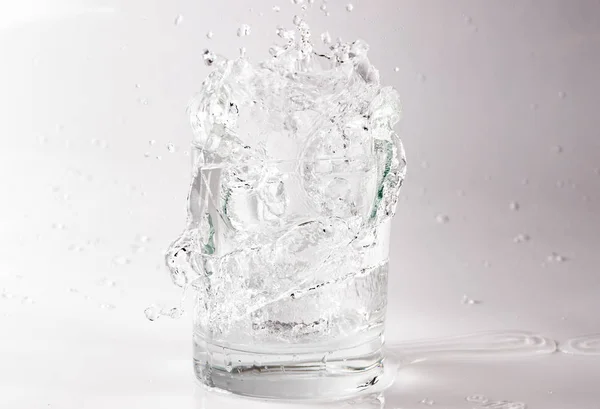 Cayendo Rompiendo Vaso Agua Fragmentos Vidrio Salpicaduras Agua — Foto de Stock