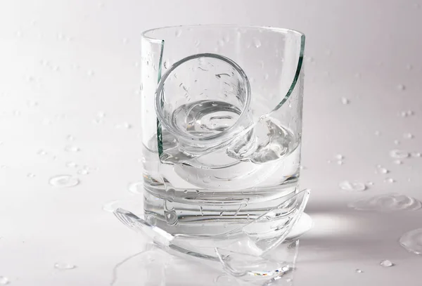 Cayendo Rompiendo Vaso Agua Fragmentos Vidrio Salpicaduras Agua — Foto de Stock