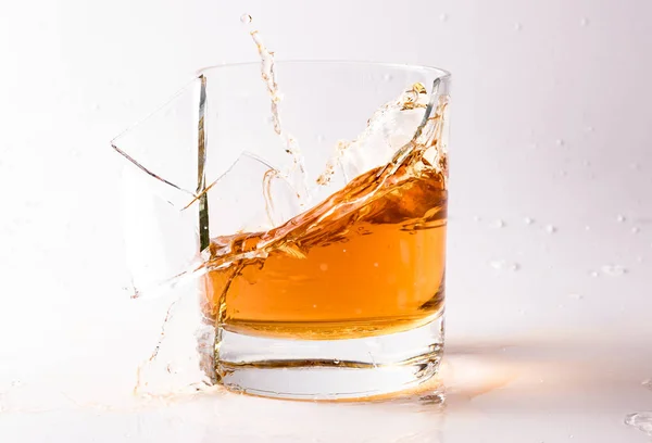 Vaso Brandy Brandy Fragmentos Vidrio Salpicaduras Bebida —  Fotos de Stock
