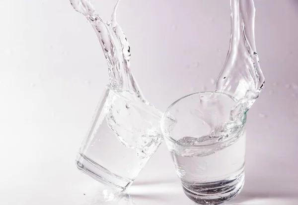 Vasos Agua Cayendo Saltando Con Salpicaduras Gotas — Foto de Stock