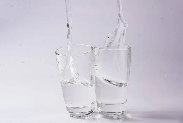 Vasos Agua Cayendo Saltando Con Salpicaduras Gotas — Foto de Stock