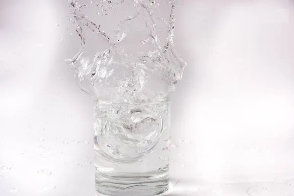 Cayendo Rompiendo Vaso Agua Fragmentos Vidrio Salpicaduras Agua — Foto de Stock