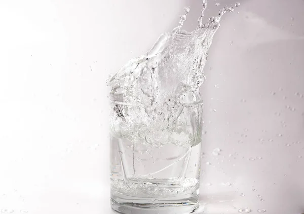 Cayendo Rompiendo Vaso Agua Fragmentos Vidrio Salpicaduras Agua — Foto de Stock