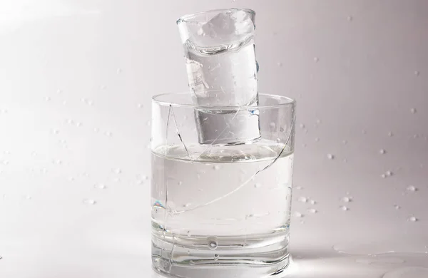 Vallen Crashen Glas Water Scherven Van Glas Opspattend Water — Stockfoto