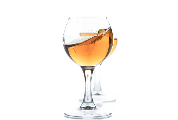 Ein Rundes Glas Mit Brandy Und Einem Spritzer Drink Inneren — Stockfoto