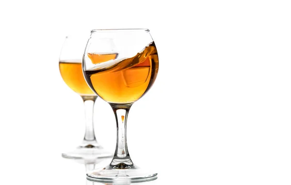 Ein Rundes Glas Mit Brandy Und Einem Spritzer Drink Inneren — Stockfoto