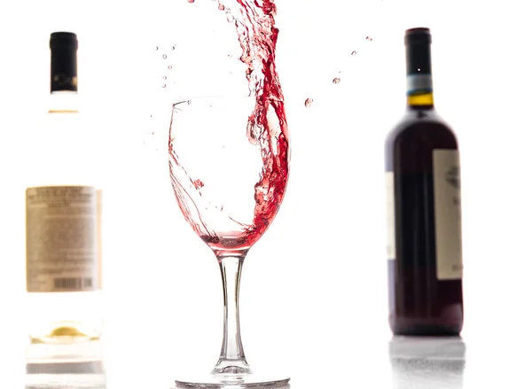Vinho Tinto Cai Copo Cria Respingos Salpicos Fundo Branco — Fotografia de Stock