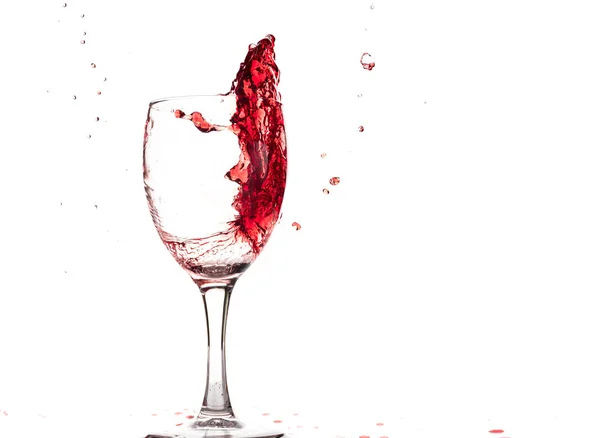 Vinho Tinto Cai Copo Cria Respingos Salpicos Fundo Branco — Fotografia de Stock