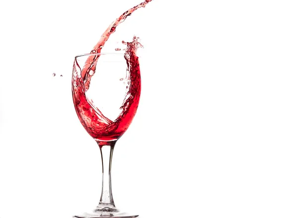 赤ワイン グラスに落ちるとスプラッシュを作成し 白い背景にはね — ストック写真