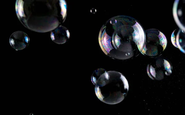 Různobarevné Mýdlové Bubliny Zblízka Černém Pozadí Podobně Jako Planety — Stock fotografie