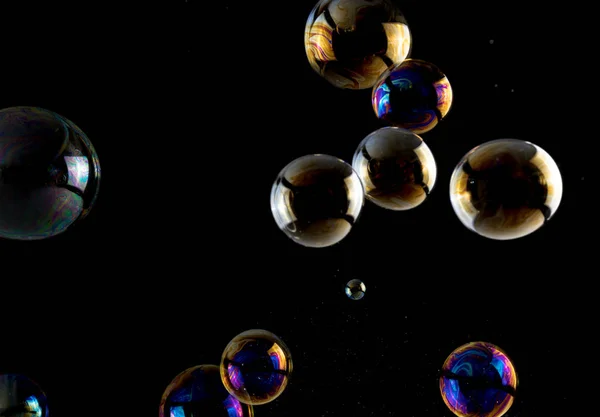 Veelkleurige Zeepbellen Close Een Zwarte Achtergrond Vergelijkbaar Met Planeten — Stockfoto