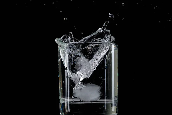 Відскок Бризки Шматка Льоду Кинутого Прозоре Скло Водою Чорному Тлі — стокове фото