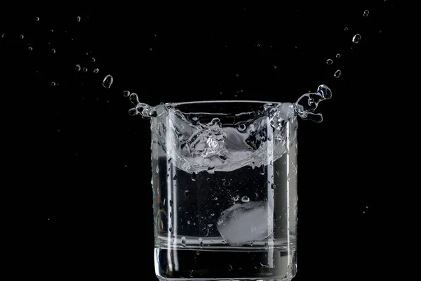 Rebote Salpicadura Trozo Hielo Arrojado Vaso Transparente Con Agua Sobre — Foto de Stock