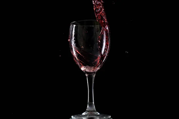 Vinho Tinto Cai Copo Cria Respingos Salpicos Fundo Preto — Fotografia de Stock