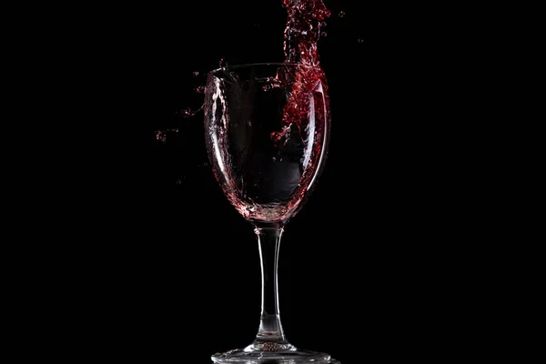 Κόκκινο Κρασί Πέφτει Ένα Ποτήρι Και Δημιουργεί Splash Και Πιτσιλιές — Φωτογραφία Αρχείου