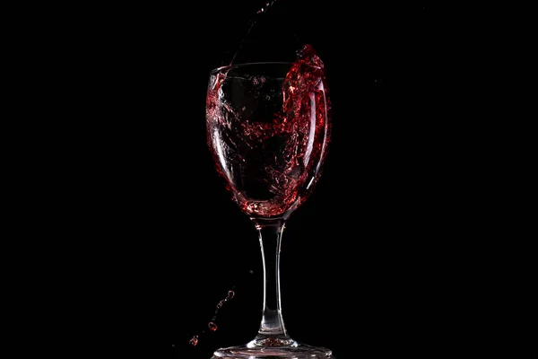 Kırmızı Şarap Bir Cam Içine Düşer Sıçrama Oluşturur Bir Siyah — Stok fotoğraf