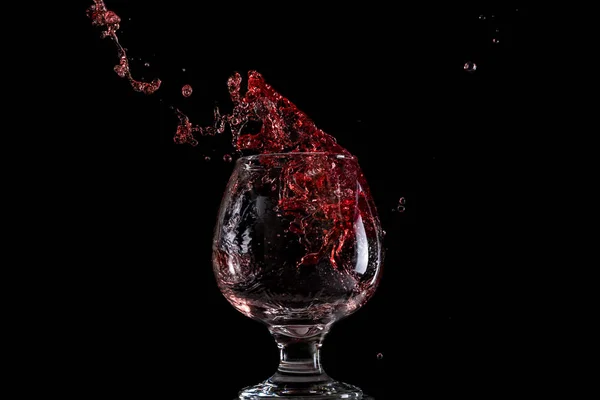 Vinho Tinto Cai Copo Cria Respingos Salpicos Fundo Preto — Fotografia de Stock