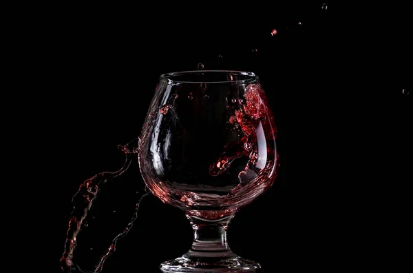 Vinho Tinto Cai Copo Cria Respingos Salpicos Fundo Preto — Fotografia de Stock