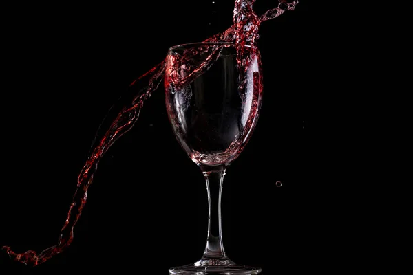 Vinho Tinto Cai Copo Cria Respingos Salpicos Fundo Preto — Fotografia de Stock