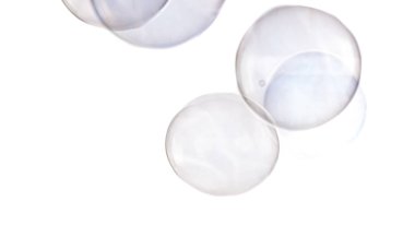 Beyaz bir arka plan üzerinde renkli sabun köpüğü yakın çekim