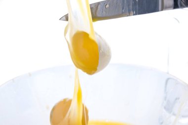 Düşen yumurta üzerinde bir bıçak bıçak tatili