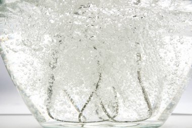 Mikser altında su kabarcıkları bir sürü içinden gelen girdap