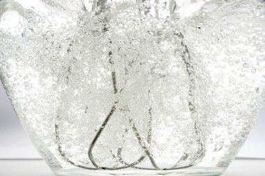 Mikser altında su kabarcıkları bir sürü içinden gelen girdap