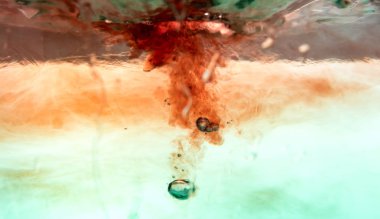 Sualtı sıçrama mavi şurubu, kan gibi kırmızı şarap düşüşün fırtına