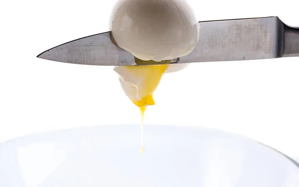 Падающее Яйцо Разбивается Лезвие Ножа — стоковое фото