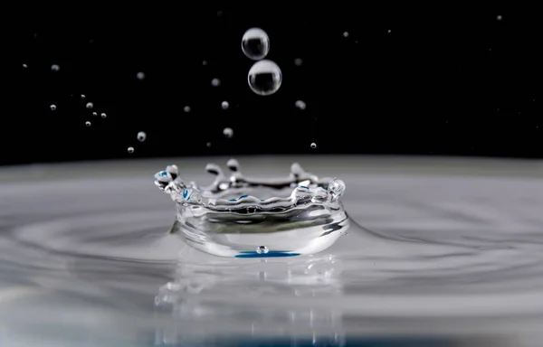 Splash Água Forma Uma Coroa Fundo Escuro — Fotografia de Stock