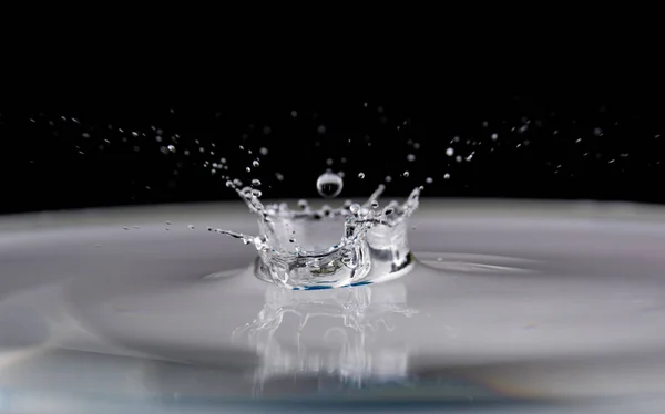 Splash Água Forma Uma Coroa Fundo Escuro — Fotografia de Stock