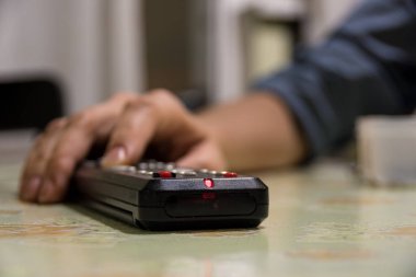 TV'yi kapatarak ve el uzaktan kumanda ile kanallar arasında geçiş yapma