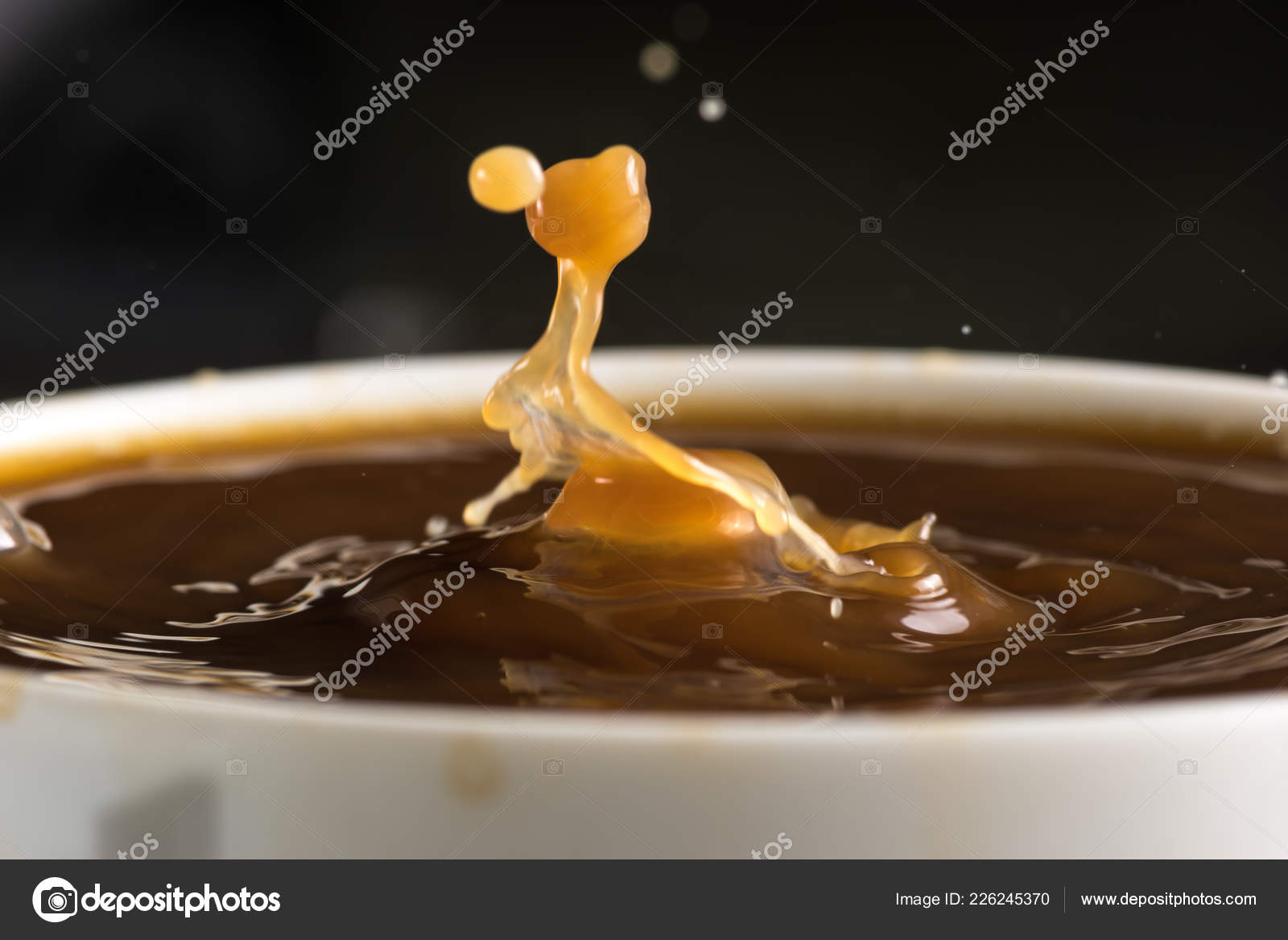 Hermosas Ráfagas Gotas Leche Superficie Del Primer Plano Del Café