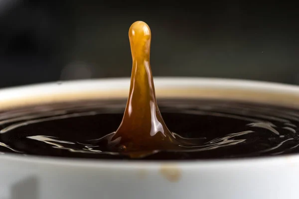 ミルクの美しいバースト ドロップ コーヒー クローズ アップの表面に — ストック写真