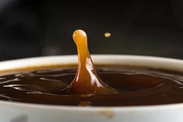 Hermosas Ráfagas Gotas Leche Superficie Del Primer Plano Del Café —  Fotos de Stock